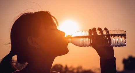 ΕΟΔΥ: Προληπτικά μέτρα για την προστασία από τον καύσωνα – Ασφαλή τρόφιμα και νερό το καλοκαίρι