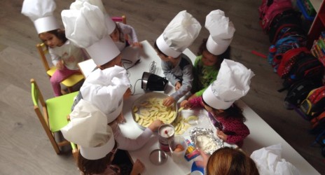 Μικροί ζαχαροπλάστες εν δράσει