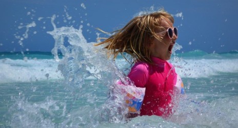 Παιδί και μπάνιο στη θάλασσα!