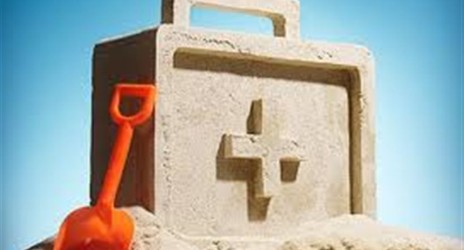 Τι πρέπει να περιέχει οπωσδήποτε ένα φαρμακείο καλοκαιρινών διακοπών και σε ποιες συνθήκες πρέπει να διατηρείται, ώστε να μην αλλοιωθούν τα σκευάσματα που μεταφέρει;