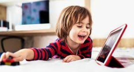 Επιταγή voucher 200 ευρώ για να αγοράσουν 560.000 οικογένειες λάπτοπ, τάμπλετ και υπολογιστές